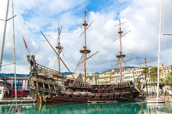 Velho navio de madeira em Génova, Itália — Fotografia de Stock