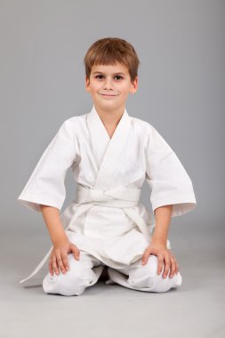 Karate çocuk beyaz kimono içinde