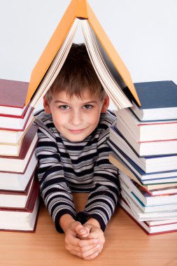 Öğrenci ve yığın kitap