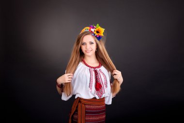 Ukrayna Ulusal elbise giyen kadın