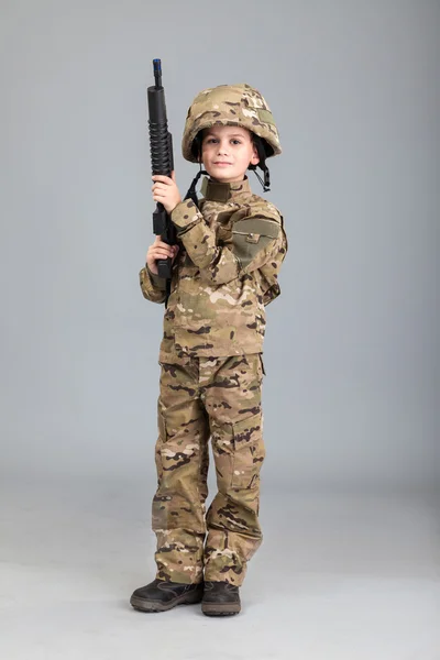 Jovem vestido de soldado — Fotografia de Stock