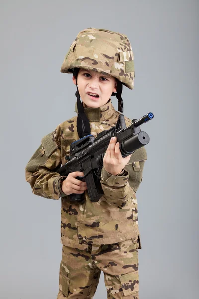 Niño vestido como soldado —  Fotos de Stock