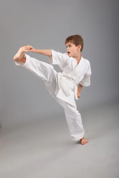 Karate chłopca w białe kimono — Zdjęcie stockowe