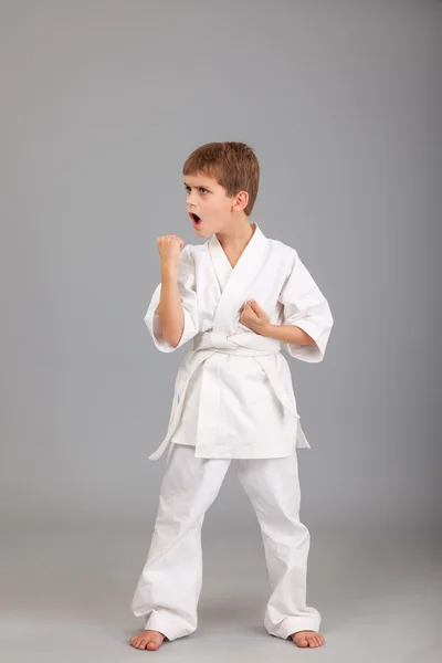 Karate Junge im weißen Kimono — Stockfoto