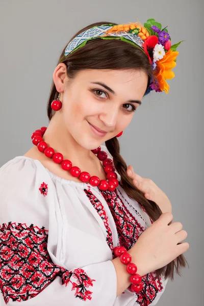 Femme portant la robe nationale ukrainienne — Photo