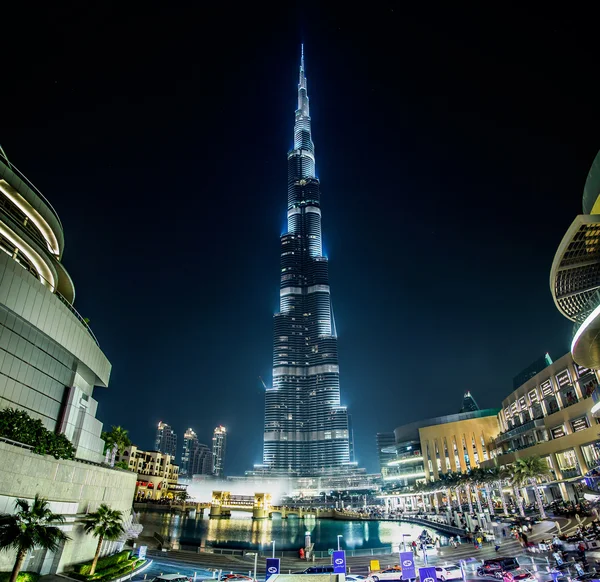 Uluslararası Dubai Kongre ve Sergi Sarayı tower, Dubai, gece — Stok fotoğraf