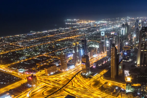 Dubai centro da cidade à noite — Fotografia de Stock