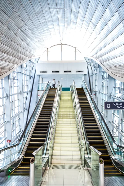 Escaliers automatiques au métro de Dubaï — Photo