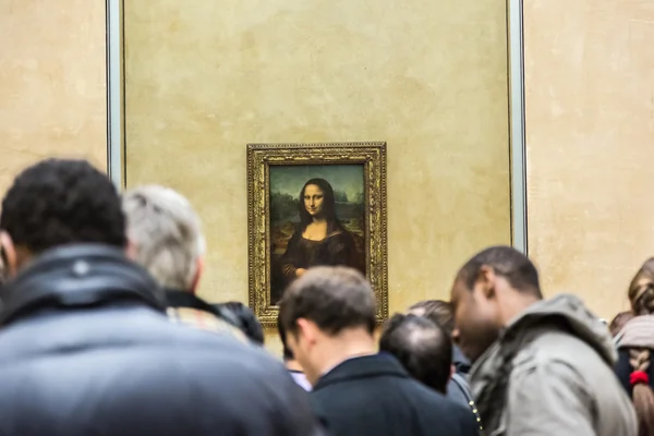 Visitantes tomando fotos en el Louvre — Foto de Stock