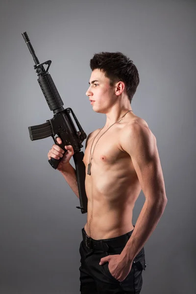 Guapo soldado con rifle — Foto de Stock