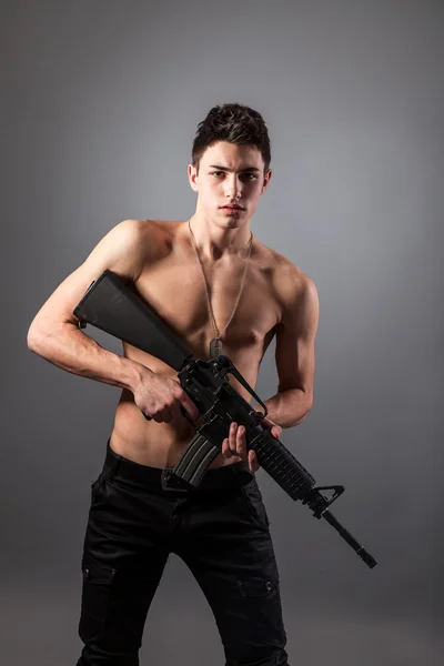 Guapo soldado con rifle — Foto de Stock