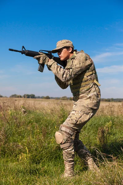 Soldat man med gevär — Stockfoto
