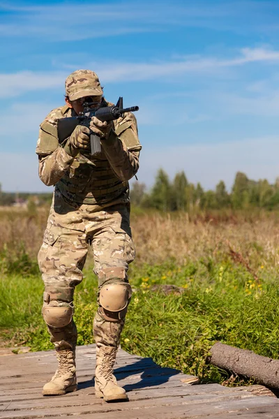 Soldier man  with  rifle — Stock Photo, Image