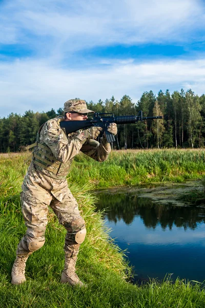 Soldier man  with  rifle — Stock Photo, Image