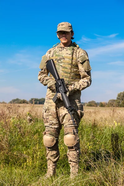 Soldier man  with  rifle — Stock Photo, Image