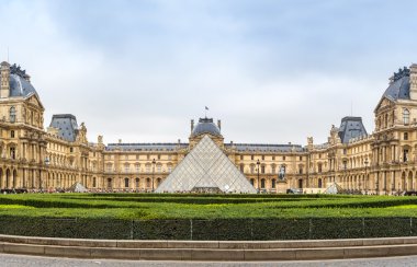 Paris 'teki Louvre Müzesi