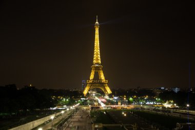 Hemen hemen Eyfel Kulesi Paris-