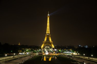 Hemen hemen Eyfel Kulesi Paris-