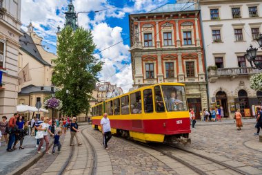 Lviv tarihi merkezindeki eski tramvay