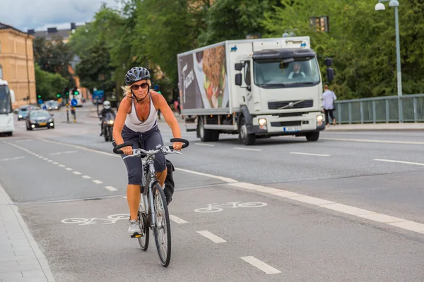 Biciclista em bicicletas no centro de Estocolmo — Fotografia de Stock