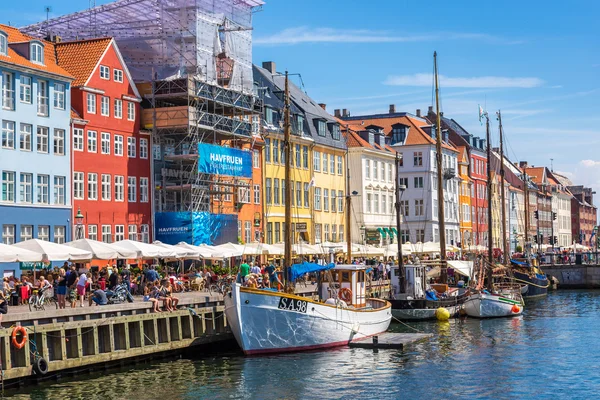 Kopenhaga, Nyhavn turystyczne miejsce — Zdjęcie stockowe