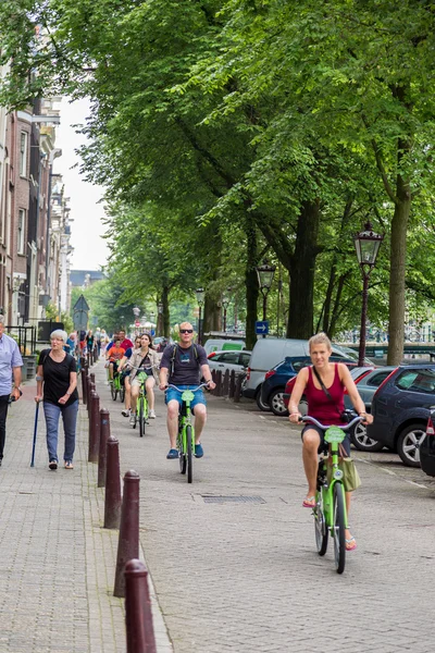 Pessoas andando de bicicleta em Amsterdã — Fotografia de Stock