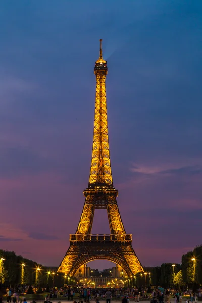 Eiffeltornet vid solnedgången i Paris — Stockfoto