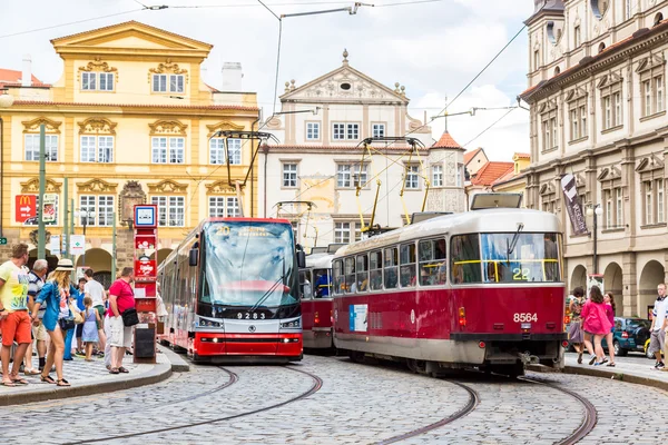 Praga czerwone tramwaje, Republika Czeska — Zdjęcie stockowe