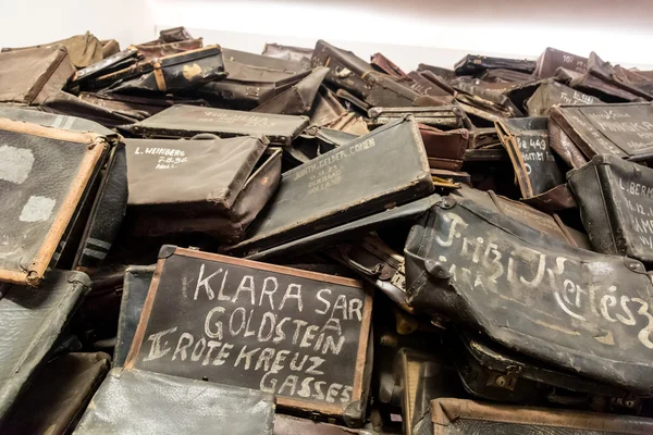 Väskor för offren i Auschwitz — Stockfoto