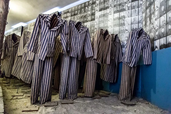 Exhibition with prisoners' clothes in Auschwitz — Stock Photo, Image