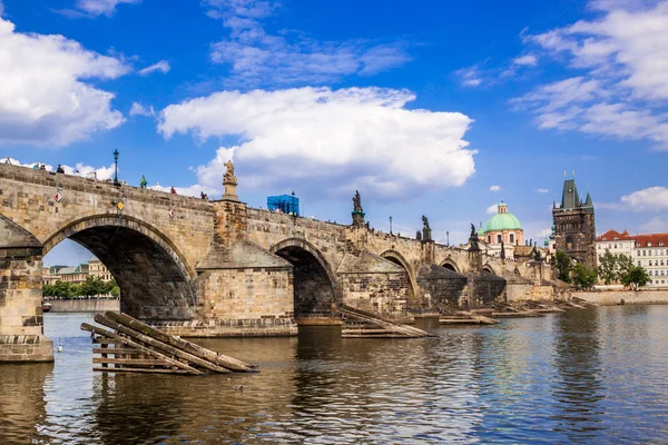 Karlov eller charles bridge i Prag — Stockfoto