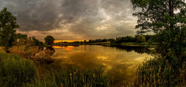 Panorama jeziora o zachodzie słońca — Zdjęcie stockowe