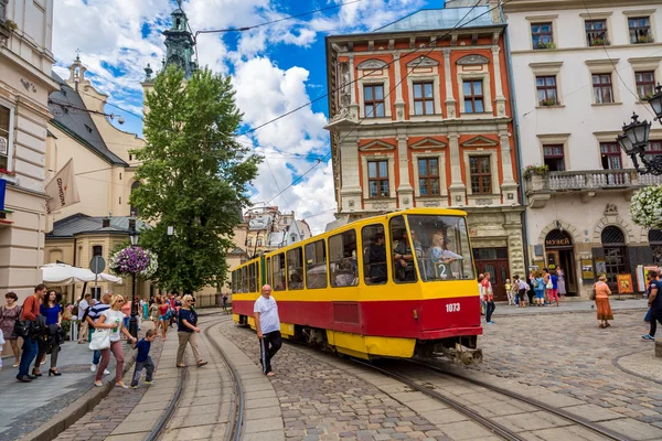 老电车在利沃夫历史中心 — 图库照片