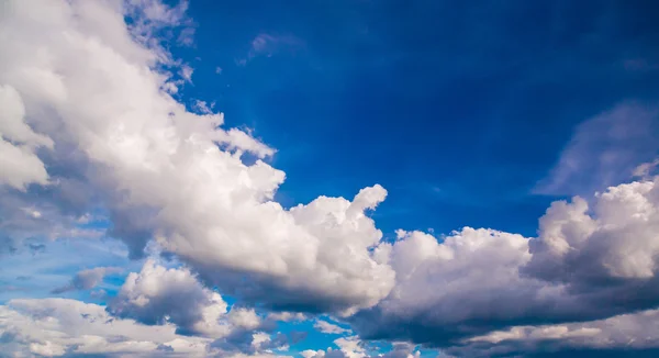 ท้องฟ้าสีฟ้าที่มีเมฆใกล้ชิด — ภาพถ่ายสต็อก