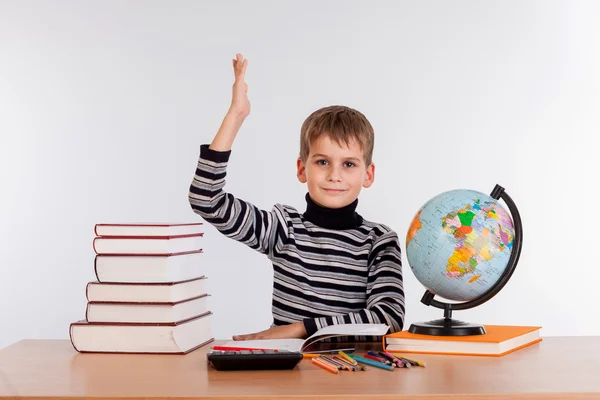 Schooljongen klaar om vraag te beantwoorden — Stockfoto