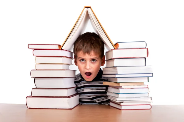 Skolpojke och högen av böcker — Stockfoto