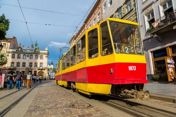 Antiguo tranvía en el centro histórico de Lviv — Foto de Stock