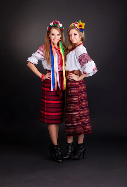 Молоді жінки в українського одягу — стокове фото