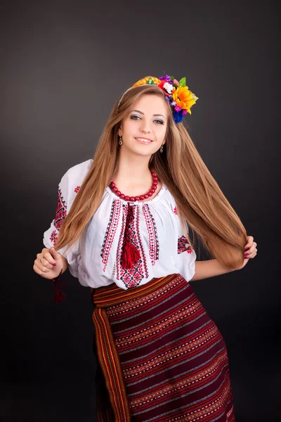Mujer con vestido ucraniano —  Fotos de Stock