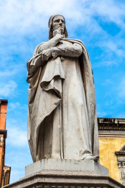 İtalya, Verona 'da Dante Heykeli