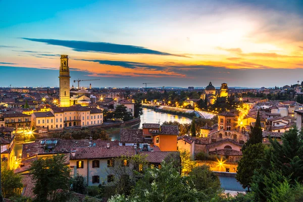 夕暮れ時のイタリアのヴェローナ — ストック写真