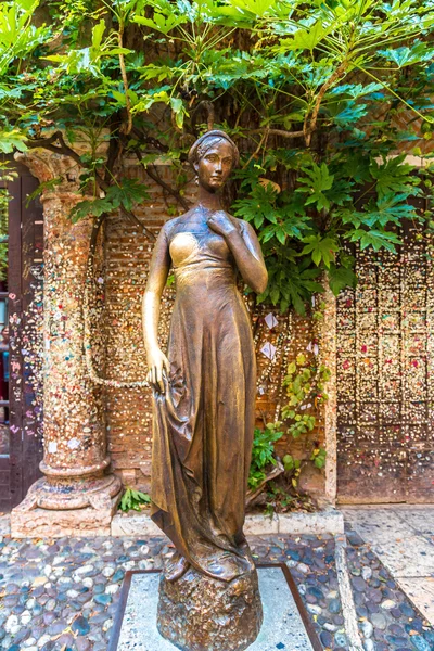 Statue of Juliet in Verona — Stock Photo, Image