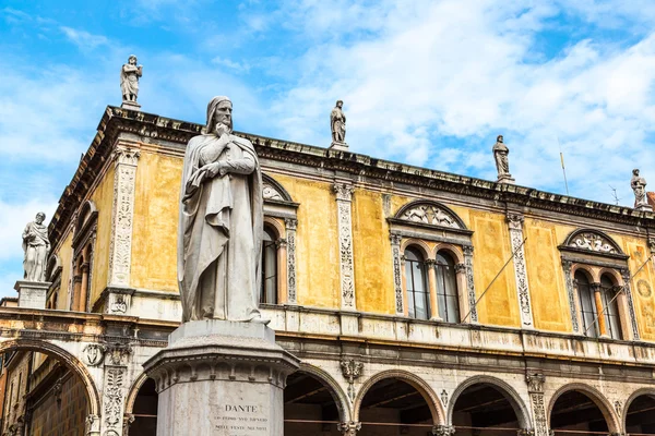 Estatua de Dante en Verona, Italia — Foto de Stock