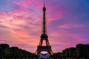 Paris 'te gün batımında Eyfel Kulesi