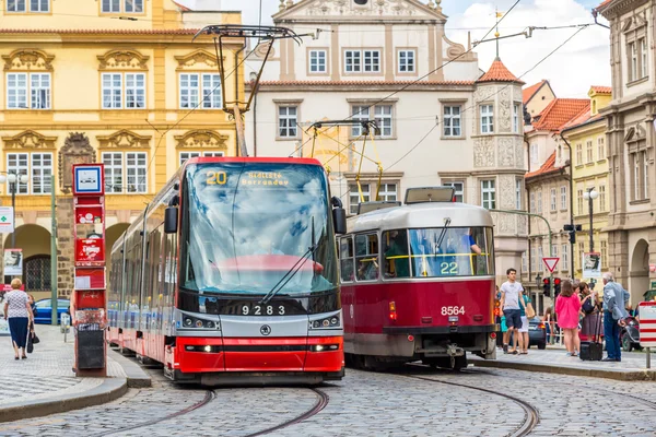 Zwei Straßenbahnen in Prag, Tschechische Republik — Stockfoto