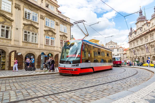 Zwei Straßenbahnen in Prag, Tschechische Republik — Stockfoto