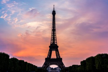 Paris 'te gün batımında Eyfel Kulesi