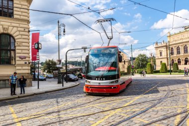 Prag'daki eski Caddesi'ndeki tramvay