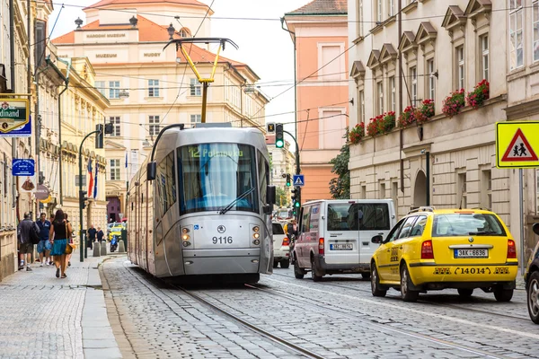Tramvaj ve staré ulici v Praze — Stock fotografie