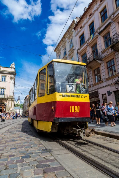 Straßenbahn im historischen Zentrum von Lwiw. — Stockfoto